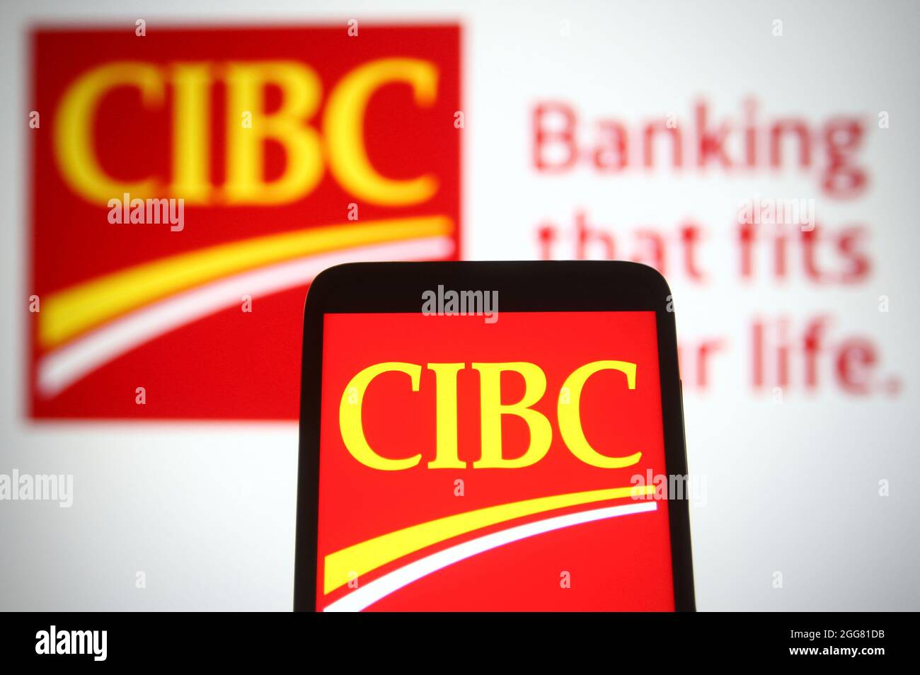 Ukraine. August 2021. In dieser Abbildung ist das Logo der Canadian Imperial Bank of Commerce (CIBC) auf einem Smartphone und einem pc-Bildschirm zu sehen. Kredit: SOPA Images Limited/Alamy Live Nachrichten Stockfoto