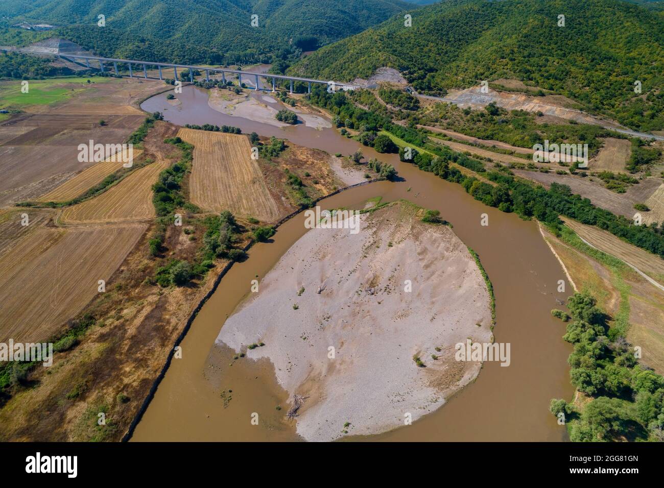 Luftaufnahme des Flusses Axios im Gebiet von Axioupolis in Kilkis, im Norden Griechenlands Stockfoto
