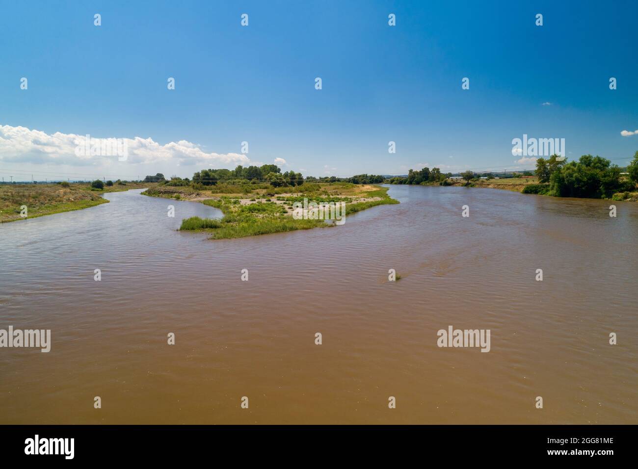 Luftaufnahme des Flusses Axios im Gebiet von Axioupolis in Kilkis, im Norden Griechenlands Stockfoto