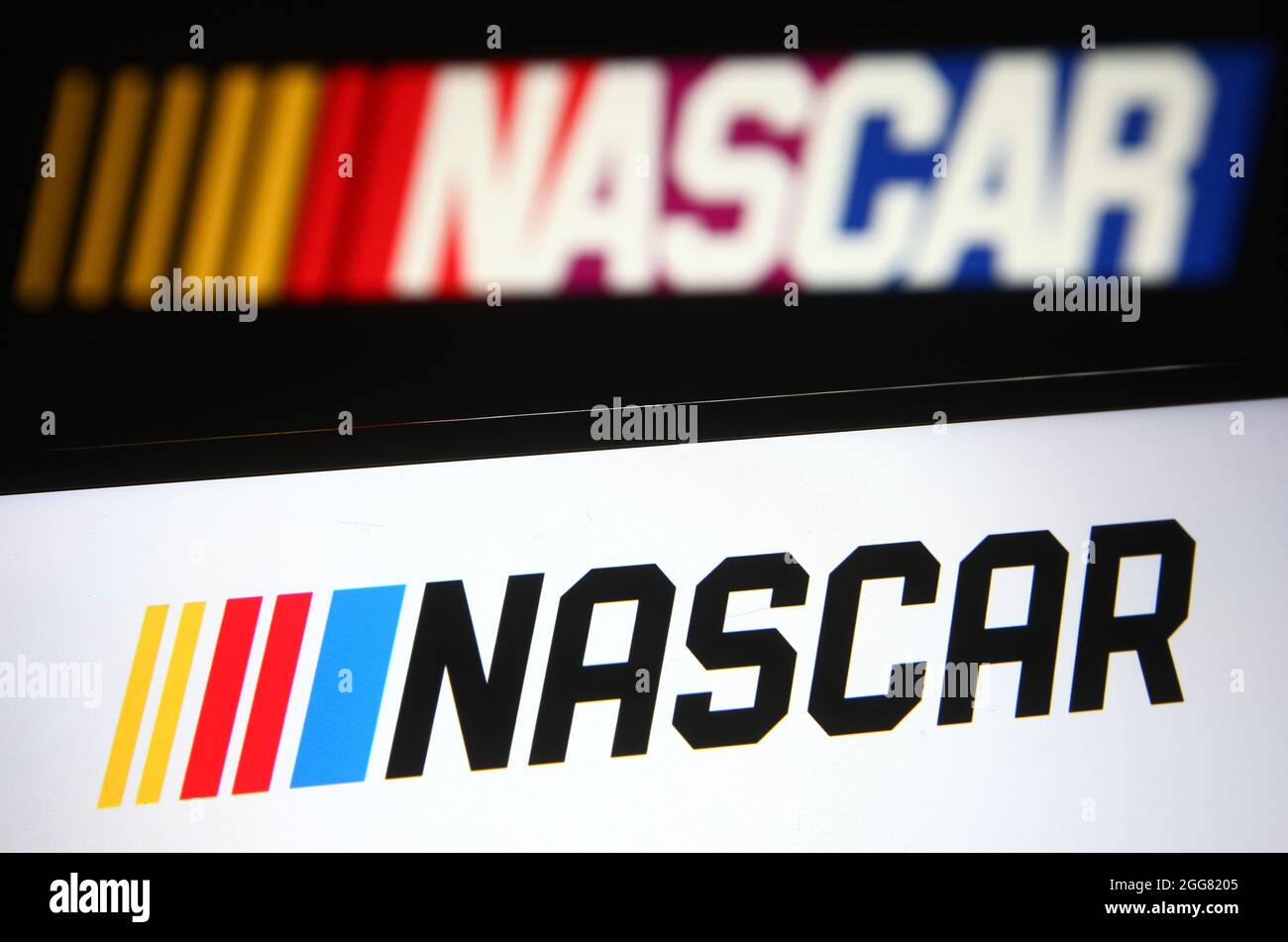 Ukraine. August 2021. In dieser Abbildung ist das NASCar (National Association for Stock Car Auto Racing)-Logo auf einem Smartphone und einem pc-Bildschirm zu sehen. (Bild: © Pavlo Gonchar/SOPA Images via ZUMA Press Wire) Stockfoto
