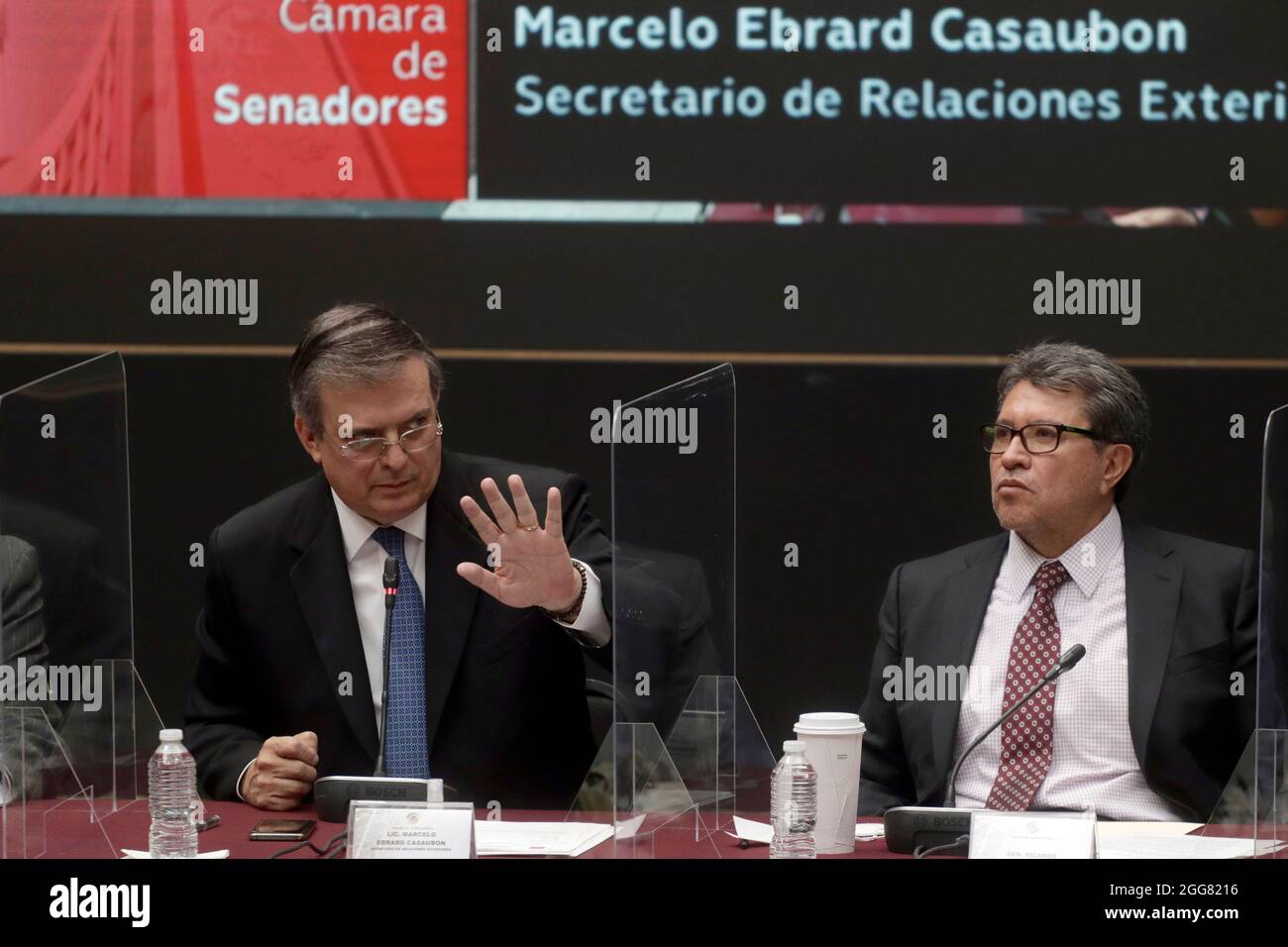Mexikos Außenminister Marcelo Ebrard gestikuliert, während er in Begleitung von Ricardo Monreal, Präsident des Politischen Koordinierungsausschusses des Senats, während der Vollversammlung der Senatoren der Partei der Nationalen Regenerationsbewegung Mexikos spricht. Am 28. August 2021 in Mexiko-Stadt, Mexiko. (Foto von Luis Barron / Eyepix Group) Stockfoto
