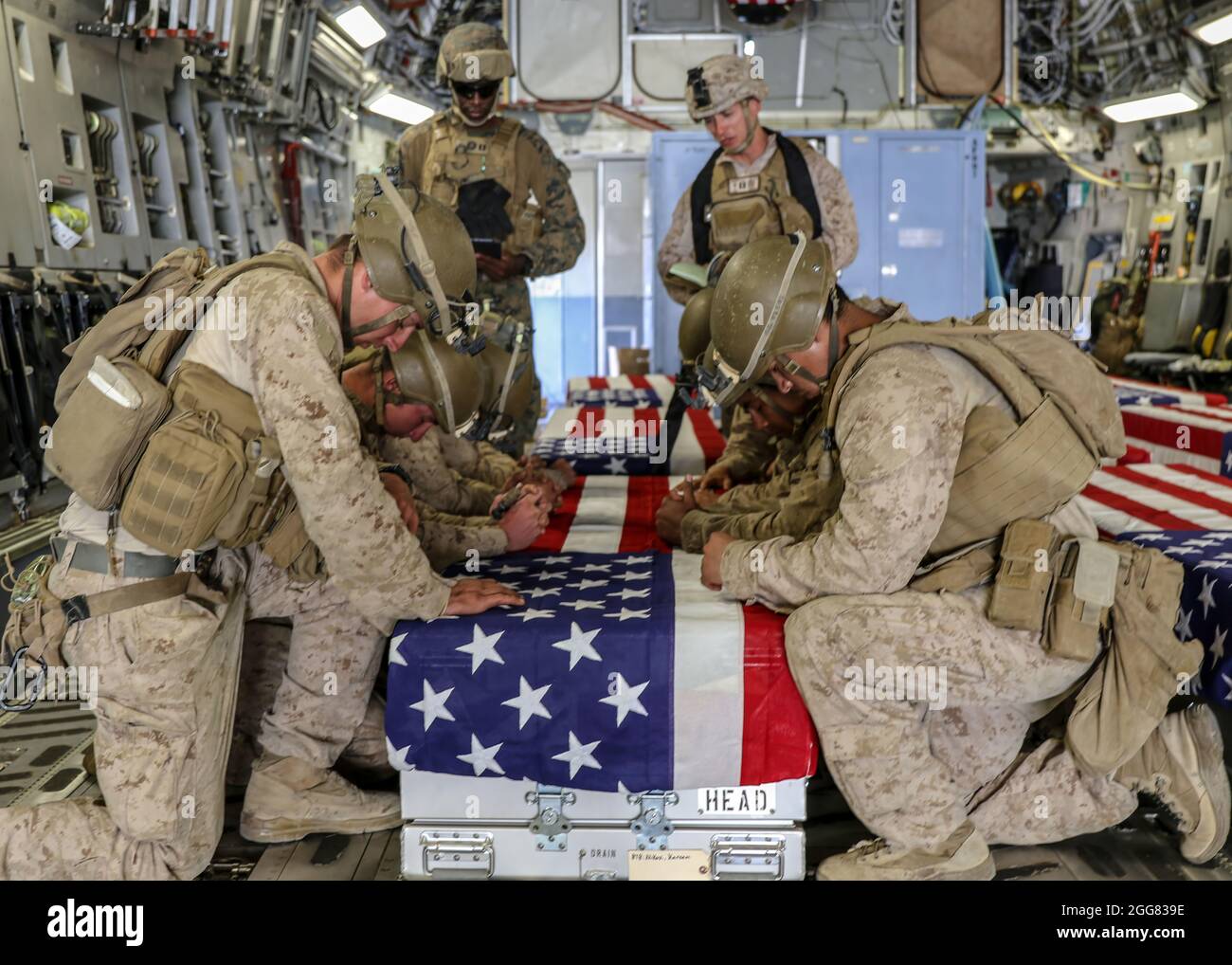 United States Marines ehren ihre Gefallenen während einer Rampenzeremonie auf dem Hamid Karzai International Airport, August 27. Stockfoto