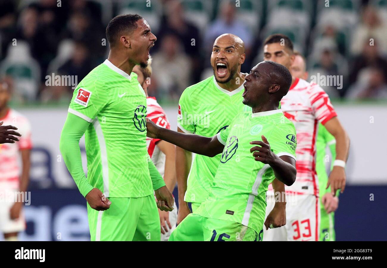 Wolfsburg, Deutschland. 29. August 2021. firo 1. Bundesliga. 2021/2022 Fußball: Fußball: 08/29/2021 VfL Wolfsburg - RB Leipzig 1: 0 VfL JvÂ © rvÂ ¥ me Roussillon, Jubel, Geste, Geste, VfL John Anthony Brooks, VfL Maxence Lacroix, VfL Josuha Guilavogui, www.firosportphoto.de, Copyright by firo sportFoto: Coesfelder Str. 207 D-48249 DvÂºlmen www.firosportphoto.de mail@firosportphoto.de Kontodetails: (V olksbank B ochum - W itten) IBAN: DE68430601290341117100 BIC: GENODEM1BOC Tel: â¬Â † 49- 2594-9916004 Fax: â¬Â † 49-2594-9916005 Credit: dpa/Alamy Live News Stockfoto