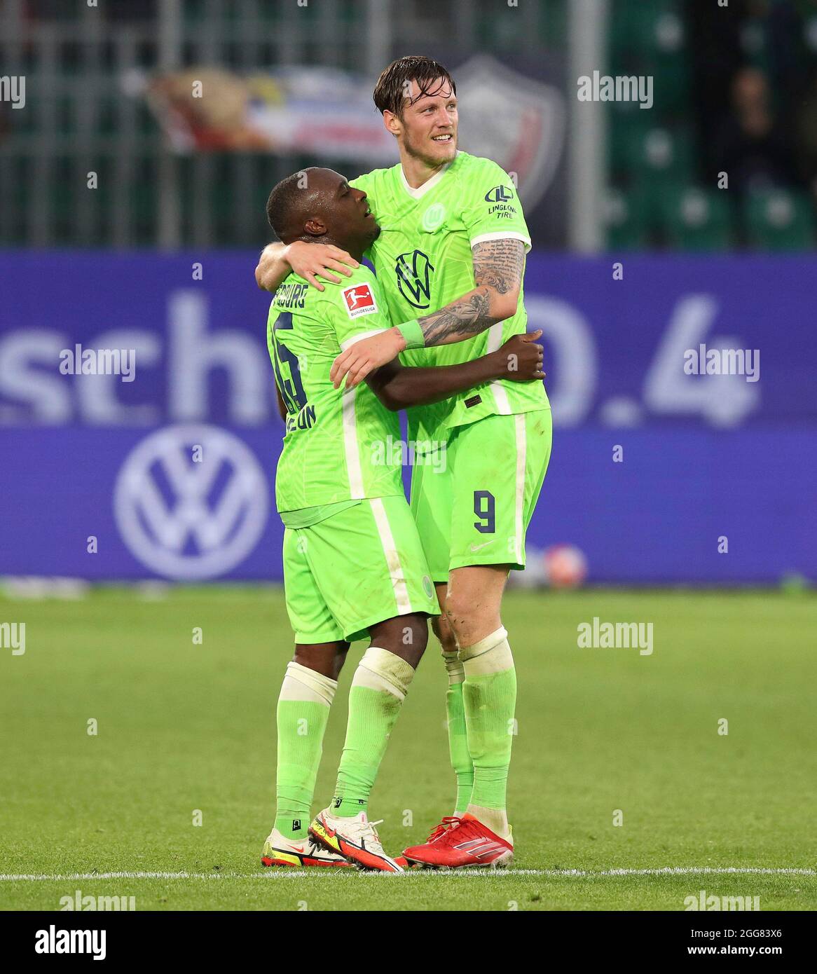 Wolfsburg, Deutschland. 29. August 2021. firo 1. Bundesliga. 2021/2022 Fußball: Fußball: 29.08.2021 VfL Wolfsburg - RB Leipzig 1-0 VfL Wout Weghorst, Jubel, Jubel, Klatschen, VfL JvÂ © rvÂ ¥ me Roussillon, www.firosportphoto.de, Copyright firo sportFoto: Coesfelder Str 207 D-48249 DvÂºlmen www.firosportphoto.de mail@firosportphoto.de Kontodaten: (V olksbank B ochum - W itten) IBAN: DE68430601290341117100 BIC: GENODEM1BOC Tel: â¬Â † 49-2594-9916004 Fax: â¬Â † 49-2594-9916005 Credit: dpa/Alamy Live News Stockfoto