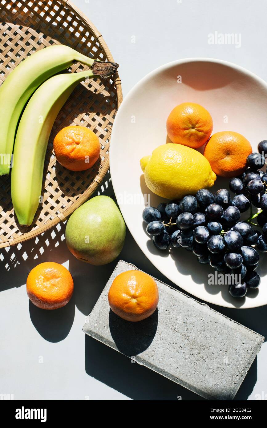 Ansicht von oben über die Anordnung der verschiedenen Früchte Stockfoto
