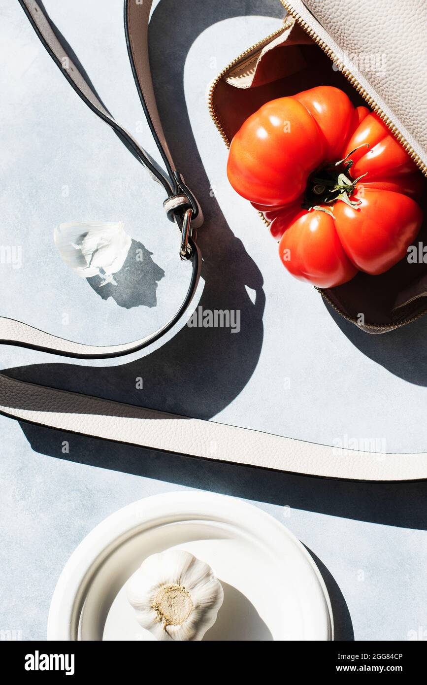 Blick von oben auf Tomaten und Knoblauch Stockfoto