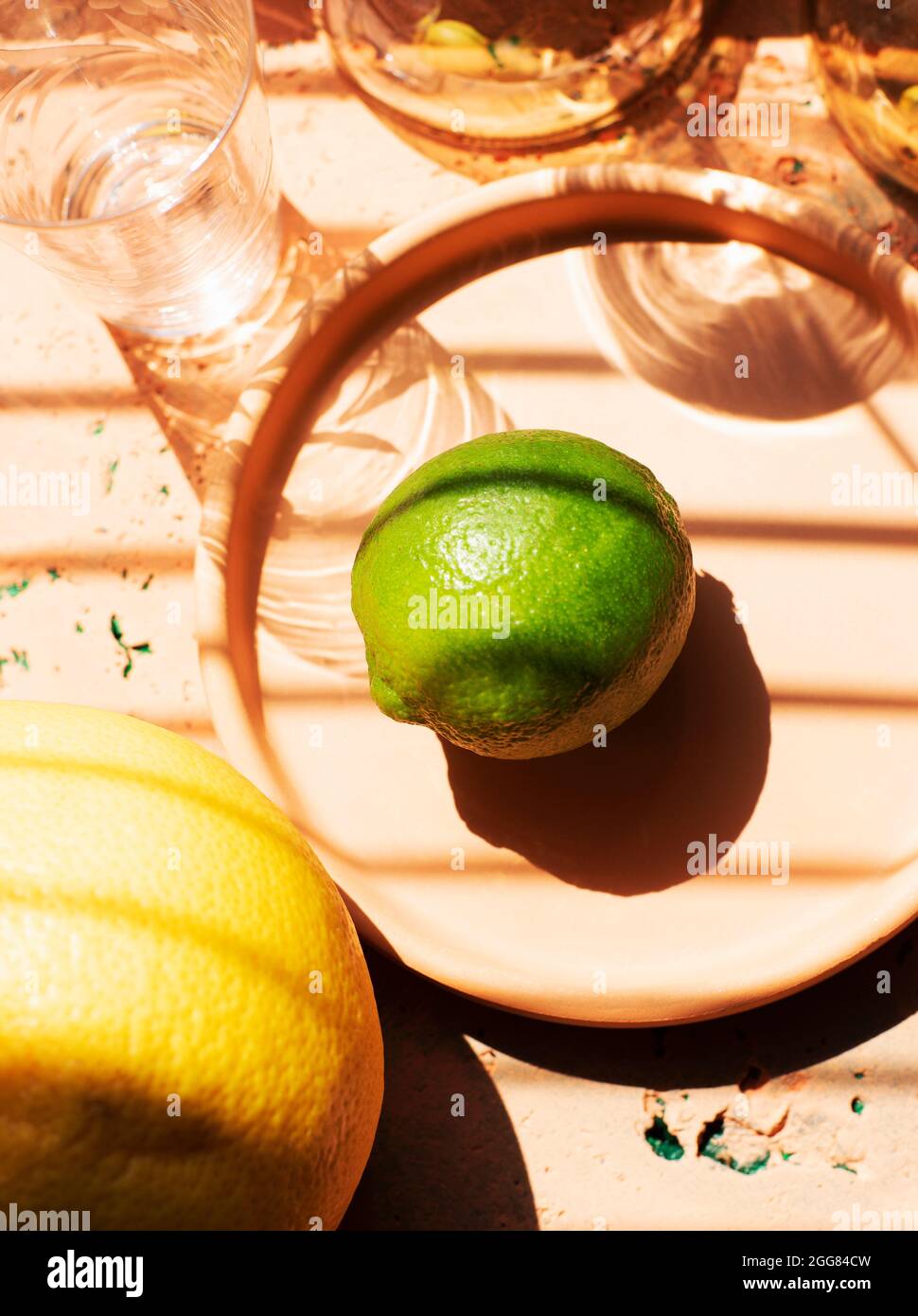 Ansicht von oben auf dem Teller und den Gläsern von Kalk Stockfoto