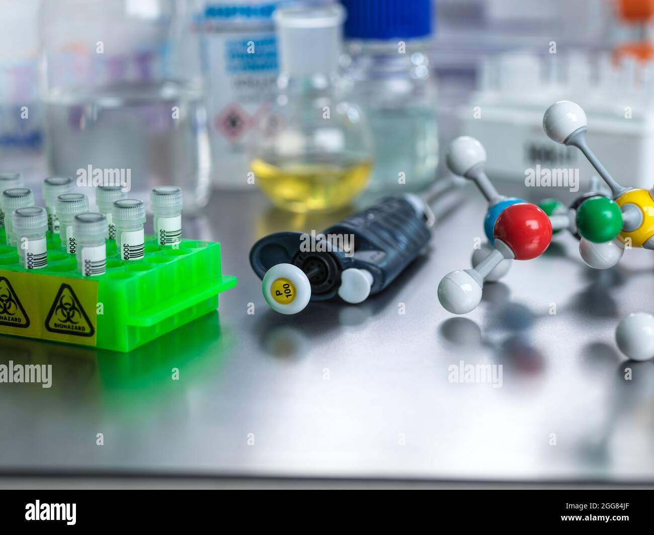 Molekularmodell und Proben im Labor Stockfoto