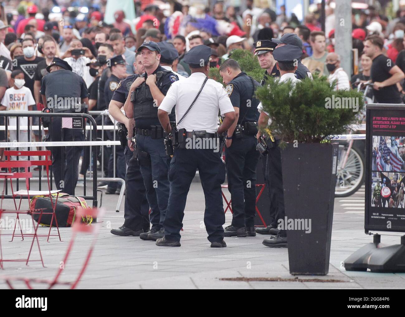 New York, Usa. August 2021. NYPD-Polizeibeamte sichern sich einen Bereich, nachdem sie auf Berichte über Schüsse reagiert haben, die am Sonntag, dem 29. August 2021, auf dem Times Square in New York City abgefeuert wurden. Foto von John Angelillo/UPI Credit: UPI/Alamy Live News Stockfoto