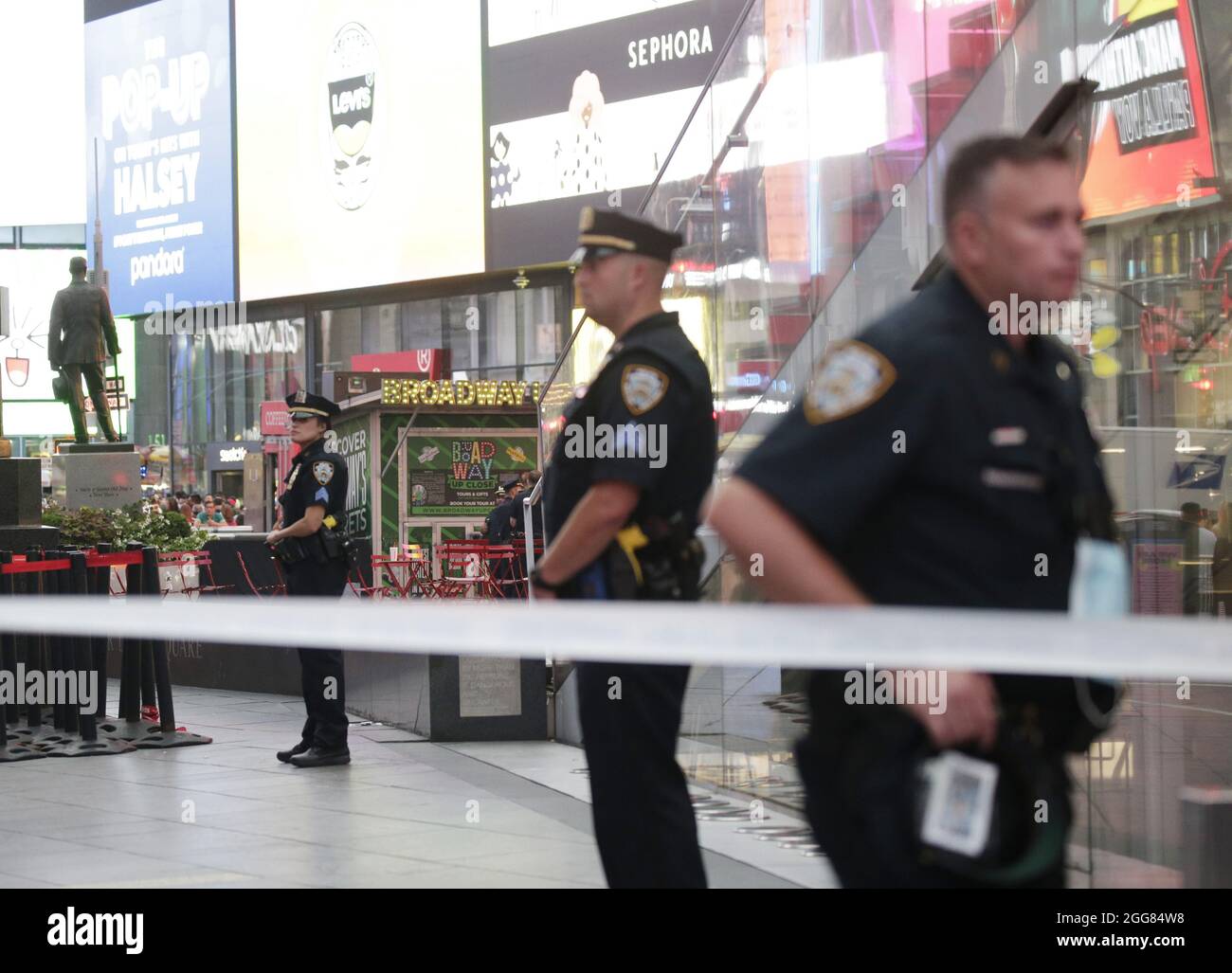 New York, Usa. August 2021. NYPD-Polizeibeamte sichern sich einen Bereich, nachdem sie auf Berichte über Schüsse reagiert haben, die am Sonntag, dem 29. August 2021, auf dem Times Square in New York City abgefeuert wurden. Foto von John Angelillo/UPI Credit: UPI/Alamy Live News Stockfoto