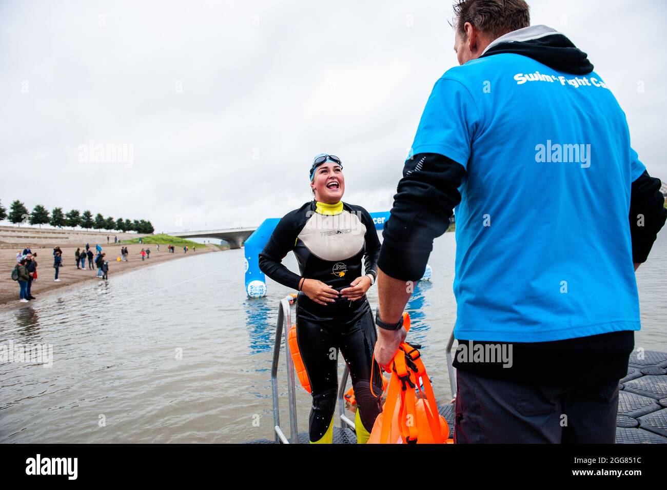 Big Brother Netherlands 2021-Sieger Jill Goede wird an der Ziellinie aus dem Wasser hervorgehen sehen.am Spiegelwaal, einem rund 4 Kilometer langen Sekundärkanal in der Nähe von Nijmegen, schwammen rund zweihundert Teilnehmer, um möglichst viele Spenden für die Krebsforschung zu sammeln. Swim to Fight Cancer wurde 2014 gegründet und findet jedes Jahr in mehreren Städten statt. In Nijmegen zählten sie auch mit der Anwesenheit des Big Brother Netherlands Siegers, Jill Goede, einem der Finalisten, Michel Hennipman, und der niederländischen Radiomoderatorin Timur Perlin. (Foto: Ana Fernandez/SOPA Images/Sipa US Stockfoto