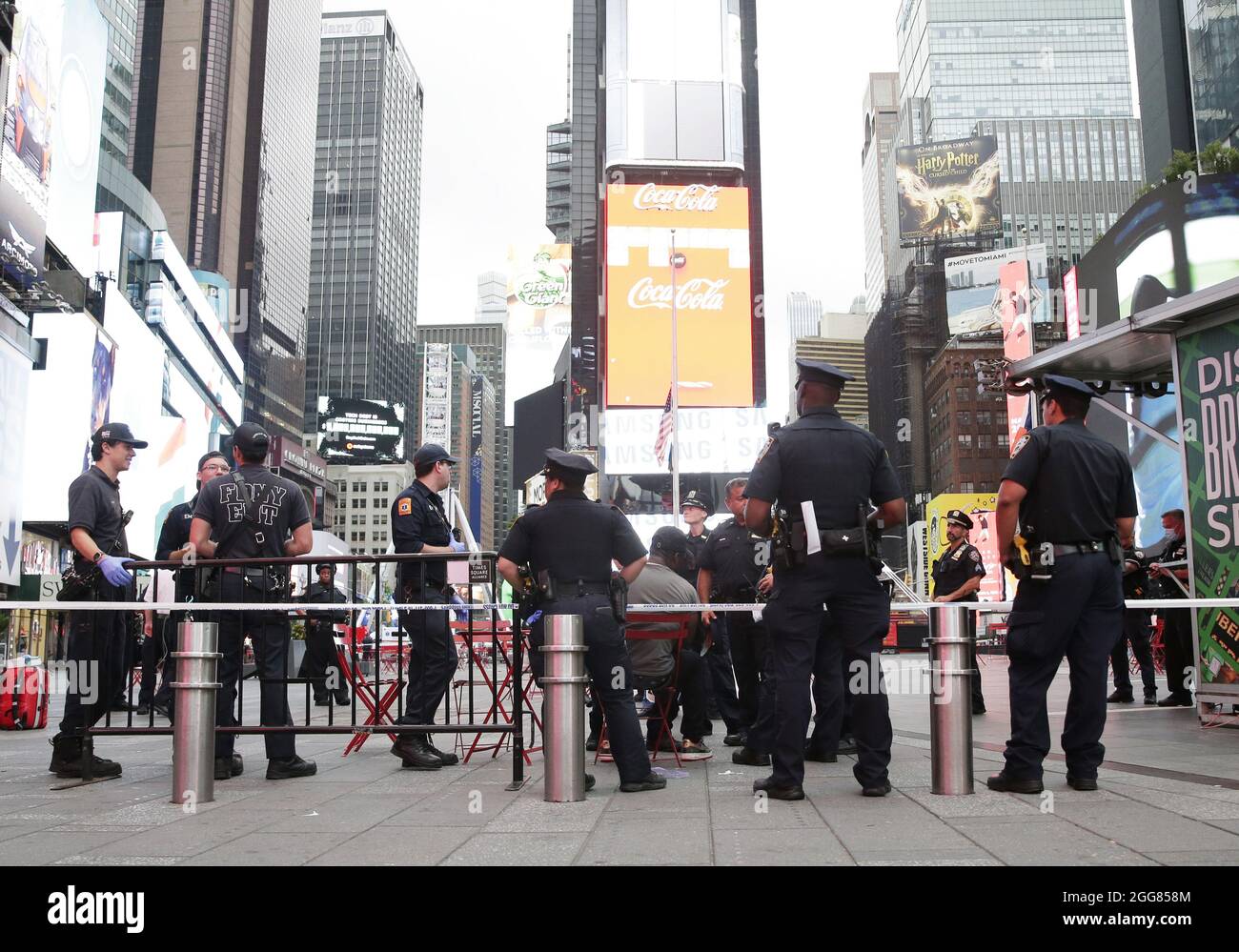 New York, Usa. August 2021. NYPD-Polizeibeamte sichern sich einen Bereich, nachdem sie auf Berichte über Schüsse reagiert haben, die am Sonntag, dem 29. August 2021, auf dem Times Square in New York City abgefeuert wurden. Foto von John Angelillo/UPI Credit: UPI/Alamy Live News Stockfoto