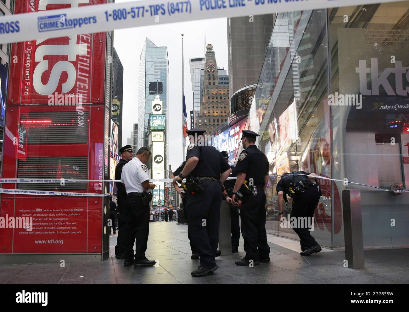 New York, Usa. August 2021. NYPD-Polizeibeamte sichern sich einen Bereich, nachdem sie auf Berichte über Schüsse reagiert haben, die am Sonntag, dem 29. August 2021, auf dem Times Square in New York City abgefeuert wurden. Foto von John Angelillo/UPI Credit: UPI/Alamy Live News Stockfoto