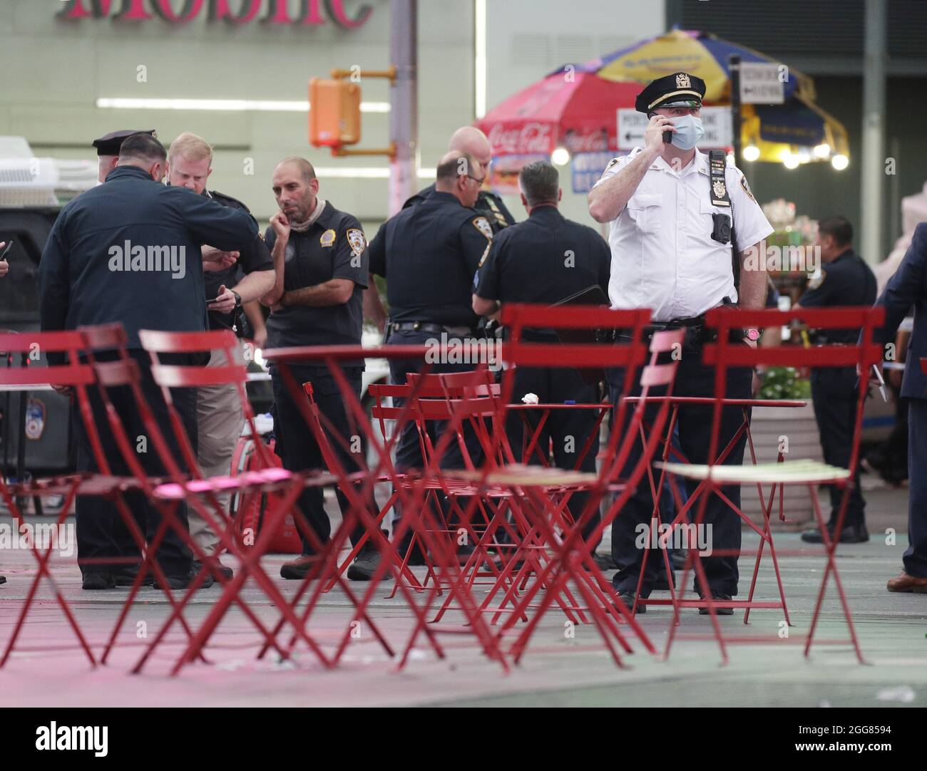 New York, Usa. August 2021. NYPD-Polizeibeamte sichern sich einen Bereich, nachdem sie auf Berichte über Schüsse reagiert haben, die am Sonntag, dem 29. August 2021, auf dem Times Square in New York City abgefeuert wurden. Foto von John Angelillo/UPI Credit: UPI/Alamy Live News Stockfoto