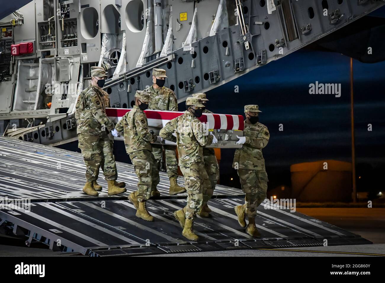 Ein US Air Force Carry-Team trägt während der nächtlichen Schulung des Air Force Mortuary Affairs Operations am Dover Air Force Base, Delaware, 30. März 2021, einen Fall für den Transfer von Trainingseinheiten. Die während des Trainings verwendeten Transferfälle werden gewichtet, um einen gefallenen Servicemitglied mit voller Schutzausrüstung zu simulieren. (USA Luftwaffe Foto von Airman 1st Class Stephani Barge) Stockfoto