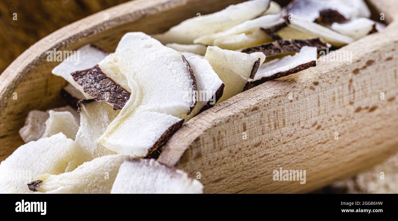 Makrodetail von kulinarischen Zutaten, geriebener Kokosnuss, Stück Kokosnuss oder Chip Stockfoto