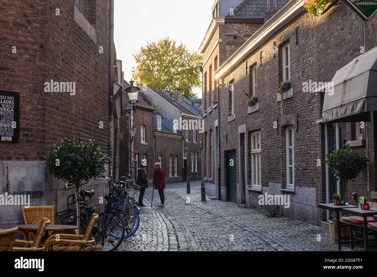 Blick auf die Menschen auf der Fußgängerzone in der Altstadt von Maastricht, Niederlande. Stockfoto