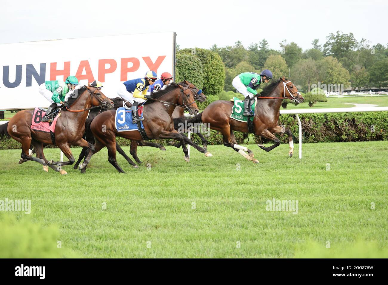 Saratoga Springs, Usa. August 2021. Sivting Sands, geritten von Manuel Franco, (links) kommt nach außen, um schließlich das Feature-Rennen auf der Saratoga Race Course, The Better Talk Now auf der Saratoga Race Course in Saratoga Springs, New York, am Sonntag, 29. August 2021 zu gewinnen. Foto von Mark Abraham/UPI Credit: UPI/Alamy Live News Stockfoto