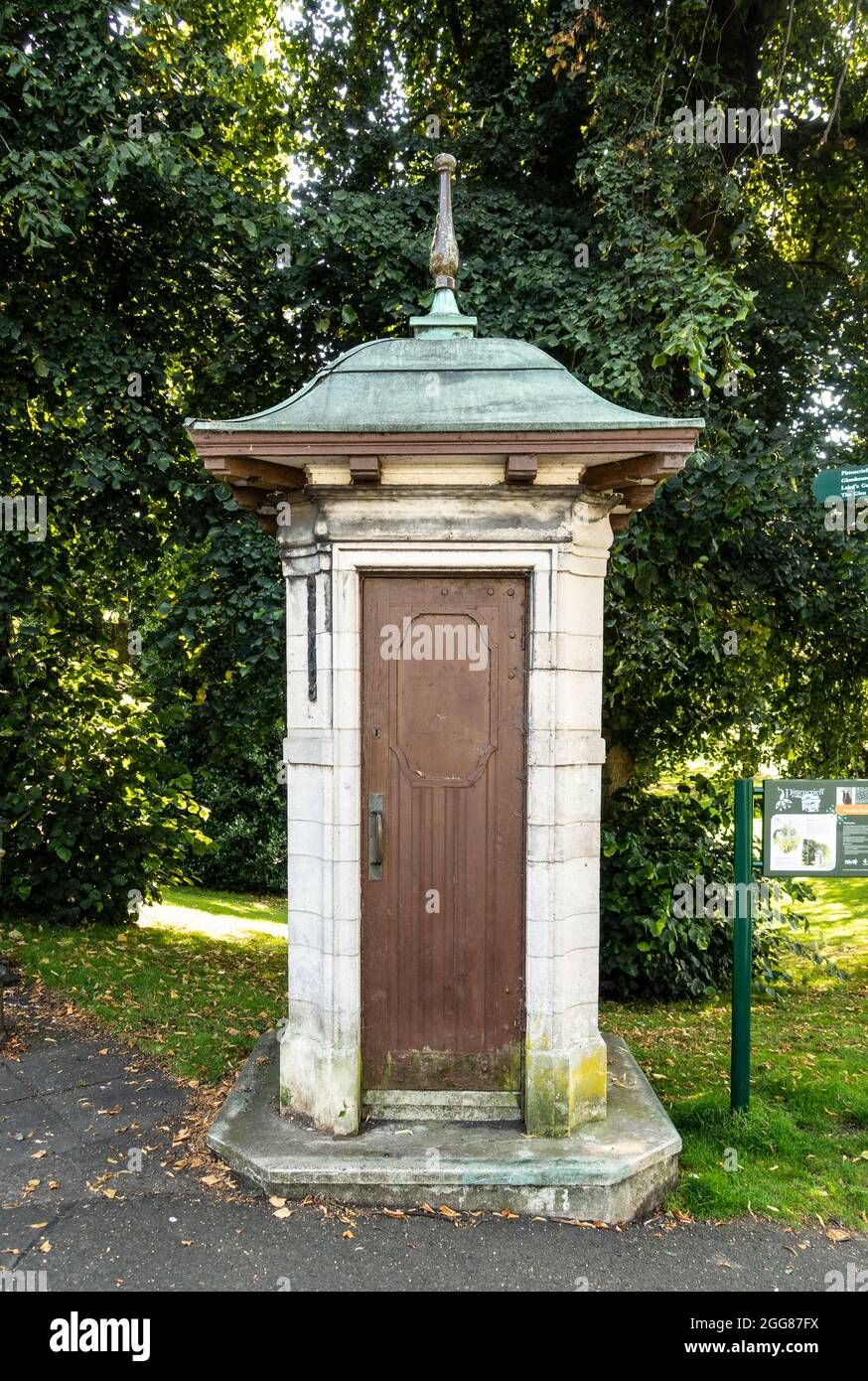 Ein einzigartiges Design der viereckigen Telefonbox (John Fraser, 1928) im Pittencrieff Park, Dunfermline, Schottland. Denkmalgeschütztes Gebäude der Kategorie B. Zurück Stockfoto