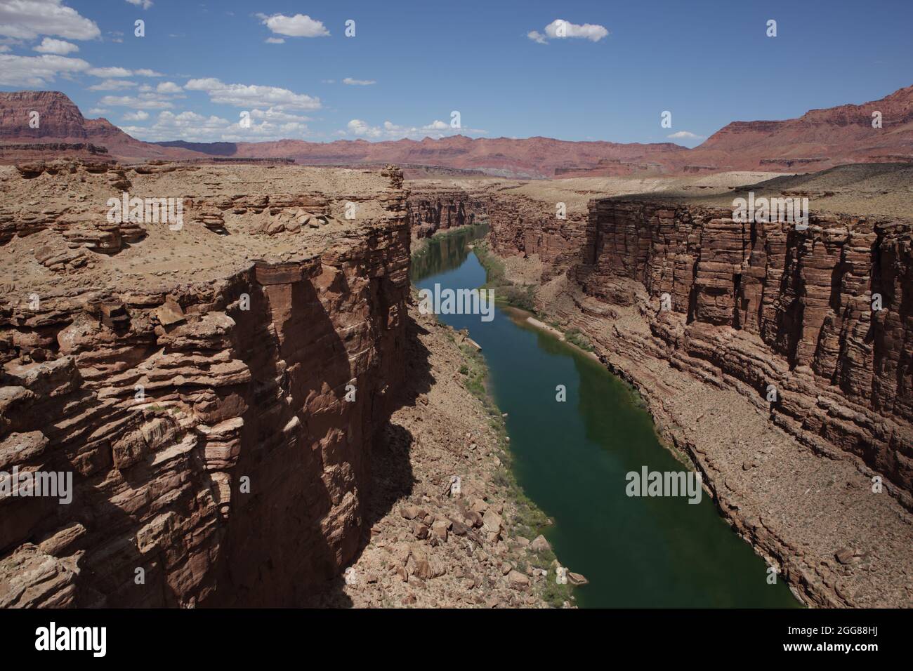 Blick auf den Colorado River, der durch den Marble Canyon fließt, neben den Vermilion Cliffs im Norden von Arizona, USA Stockfoto