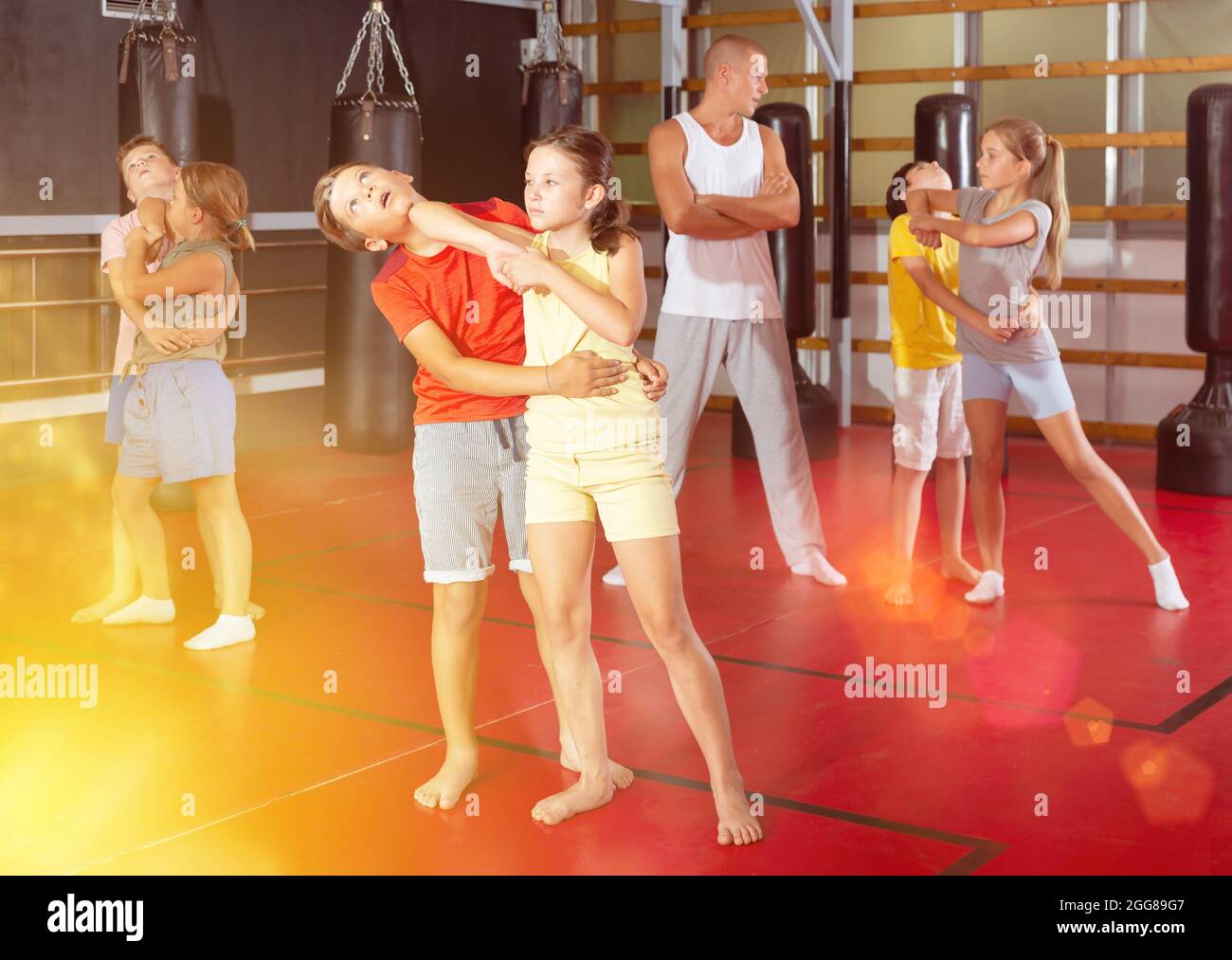 Selbstverteidigungstraining für Kinder im Fitnessstudio Stockfoto