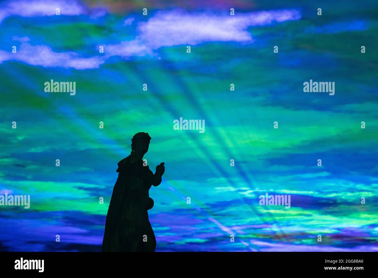 „Borealis“ des Künstlers Dan Acher beleuchtet den Nachthimmel in abstrakten, farbenfrohen Farbtönen über dem Old Royal Naval College im Rahmen des Greenwich+Docklands International Festivals. Stockfoto