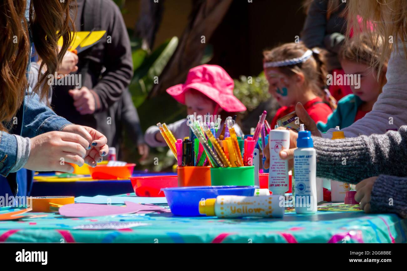 Eltern und Kinder Malen und Zeichnen während einer Outdoor Handwerk Sitzung Stockfoto