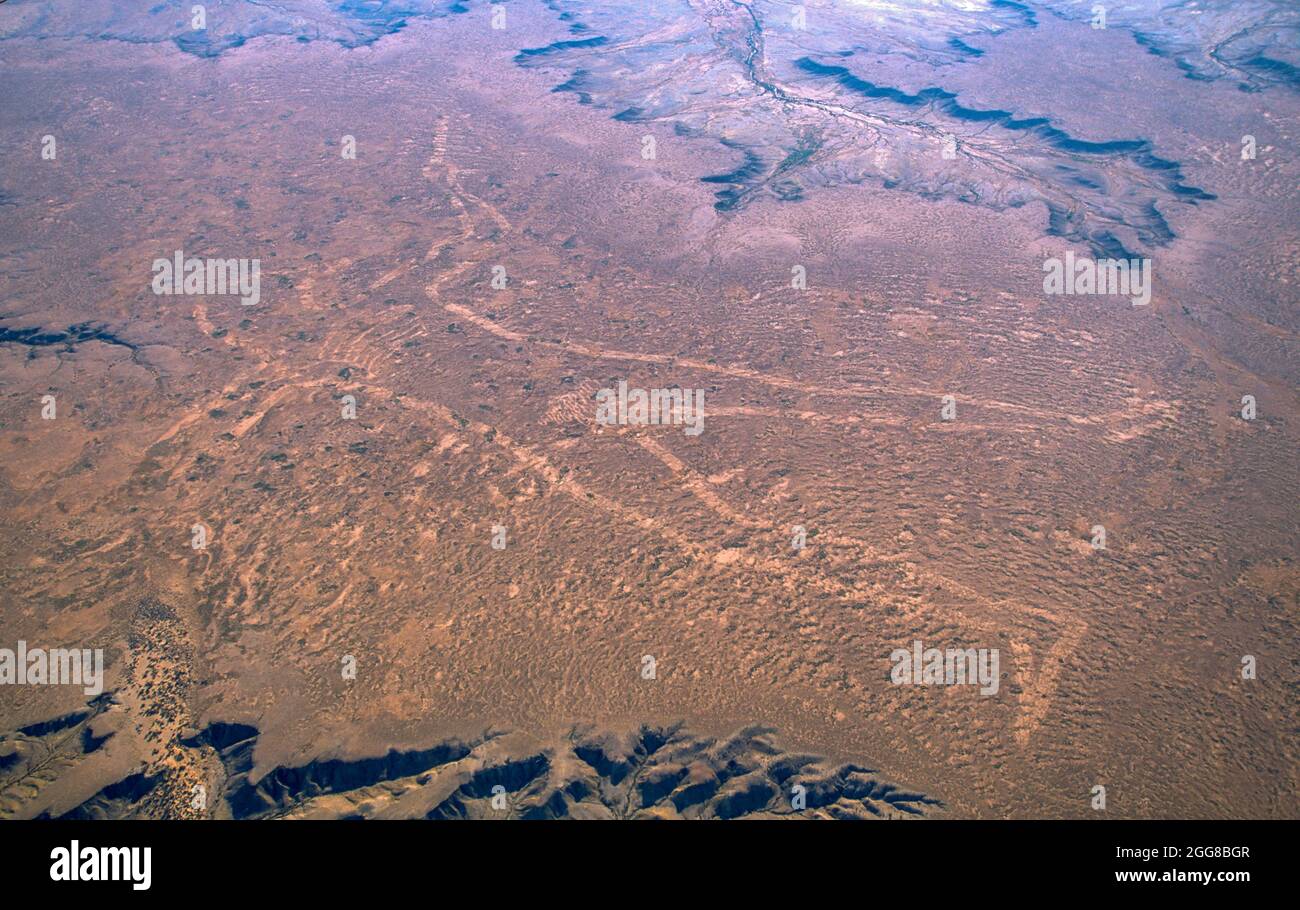Der Marree-Mann, ist eine moderne Geoglyphe. Es scheint einen australischen Aborigines zu zeigen, der mit einem Bumerang jagt, der sich im Wüstenland von South Au befindet Stockfoto