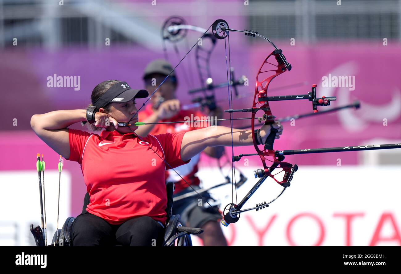 Die türkische Sevgi Yorulmaz tritt am sechsten Tag der Paralympischen Spiele in Tokio 2020 in Japan in der Ausscheidungsrunde Women's Individual Compound - Open 1/8 auf dem Bogenschießfeld des Yumenoshima Parks an. Bilddatum: Montag, 30. August 2021. Stockfoto