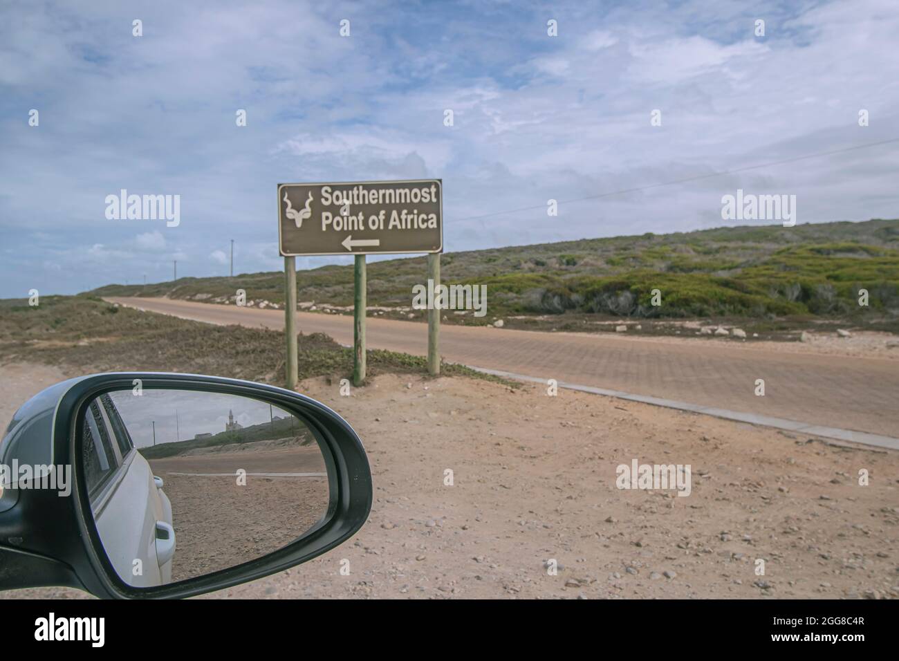 Ein Blick vom Autofenster auf den Eingang des Cape Agulhas National Park in Südafrika, der der südlichste Punkt des afrikanischen Kontinents ist. Stockfoto
