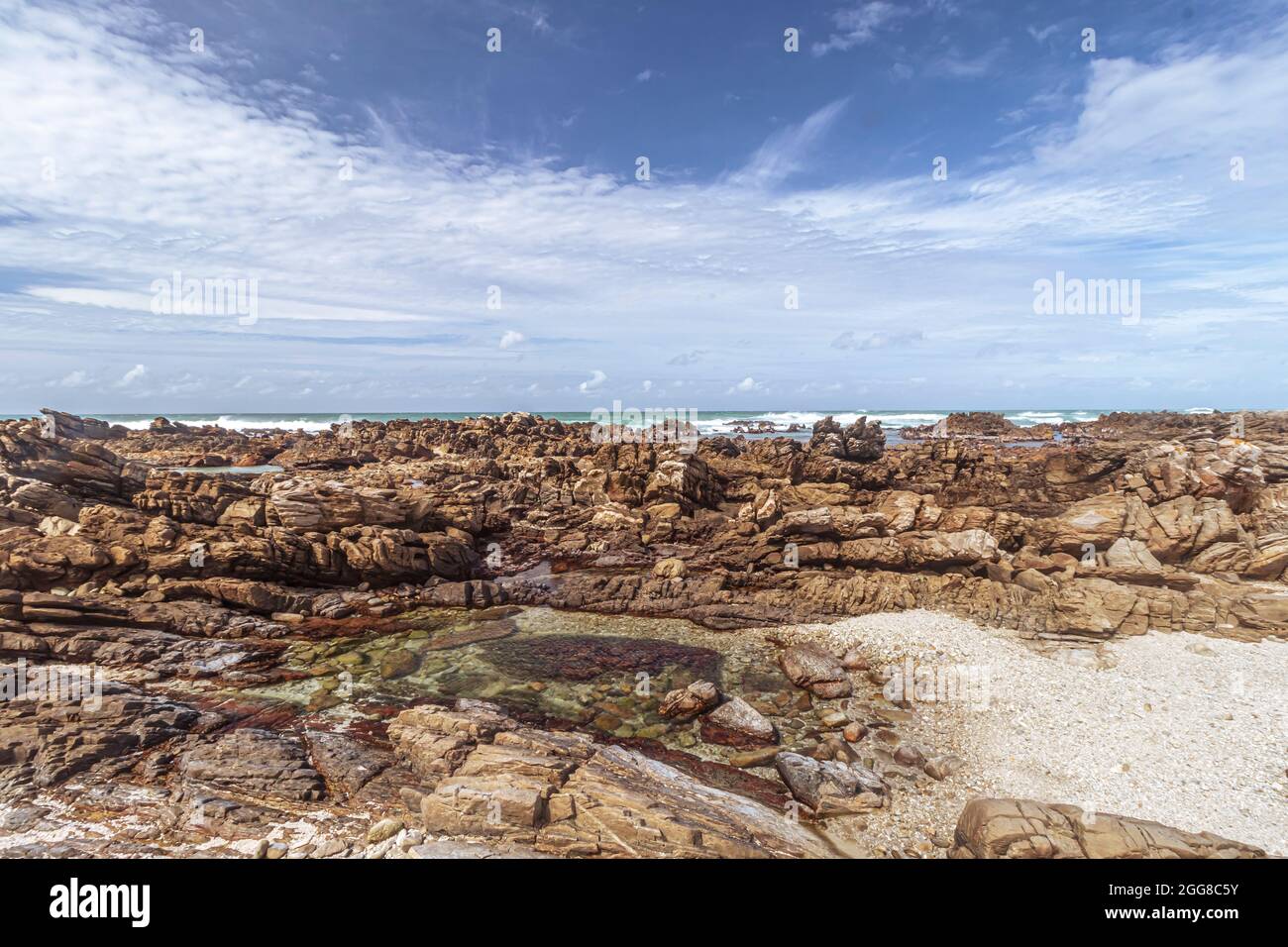 Landschaft von zerklüfteten felsigen Küsten des Cape Agulhas National Park in Südafrika, der der südlichste Punkt des afrikanischen Kontinents ist. Stockfoto