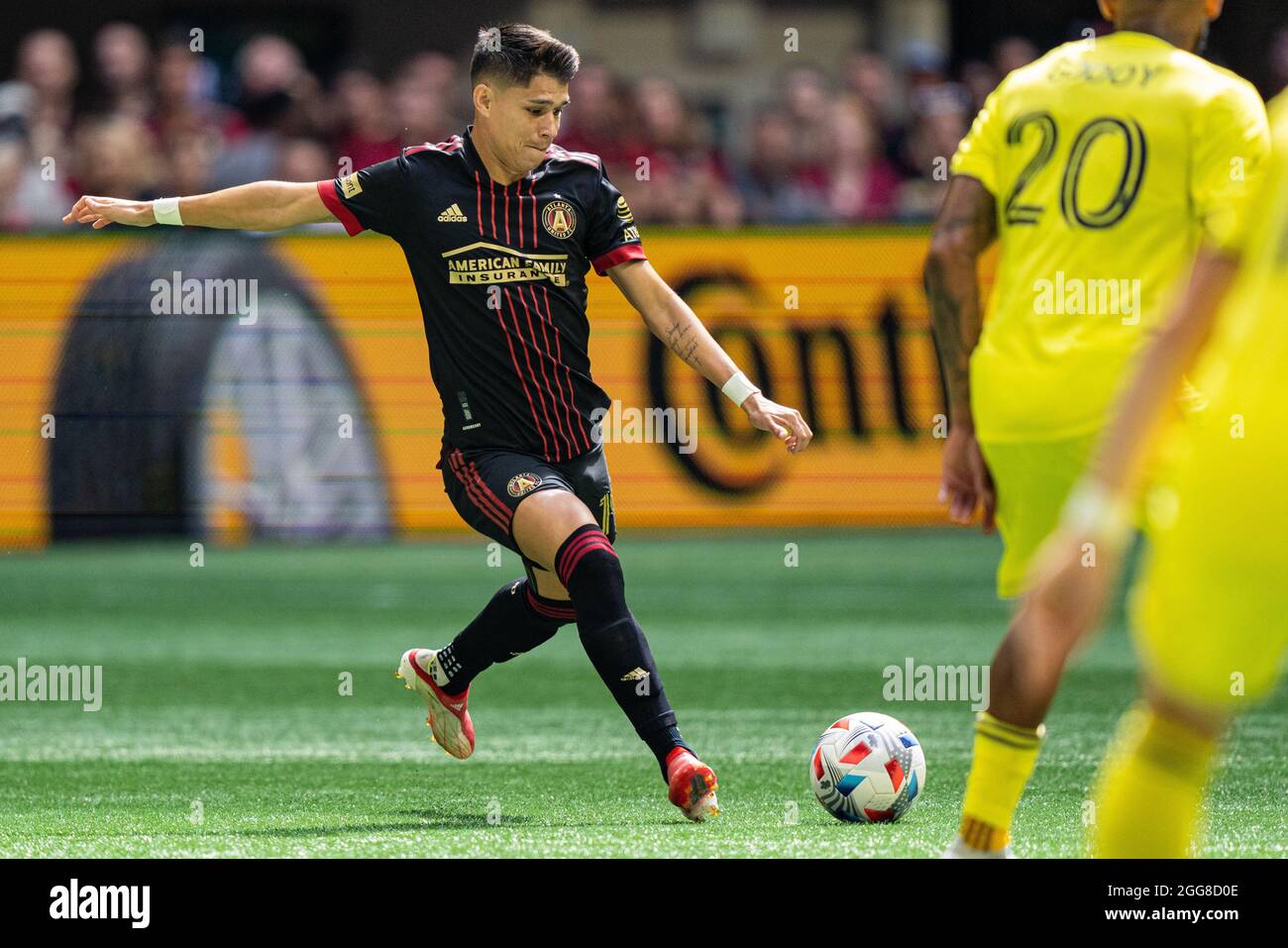 Atlanta, USA. August 2021. Der Atlanta United Forward Luiz AraÃºjo läuft mit dem Ball während eines MLS-Fußballspiels zwischen dem SC Nashville und Atlanta United im Mercedes-Benz Stadium am Samstag, dem 28. August 2021 in Atlanta, GA. Jacob Kupferman/CSM Credit: CAL Sport Media/Alamy Live News Stockfoto