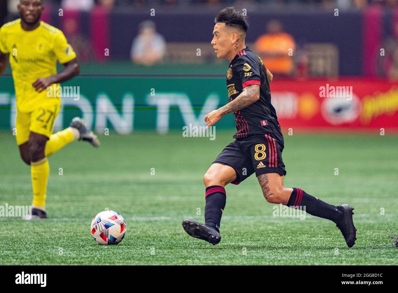 Atlanta, USA. August 2021. Der Atlanta United Mittelfeldspieler Ezequiel Barco (8) dribbelt den Ball während eines MLS-Fußballspiels zwischen Nashville SC und Atlanta United am Samstag, den 28. August 2021 in Atlanta, GA, im Mercedes-Benz Stadium. Jacob Kupferman/CSM Credit: CAL Sport Media/Alamy Live News Stockfoto