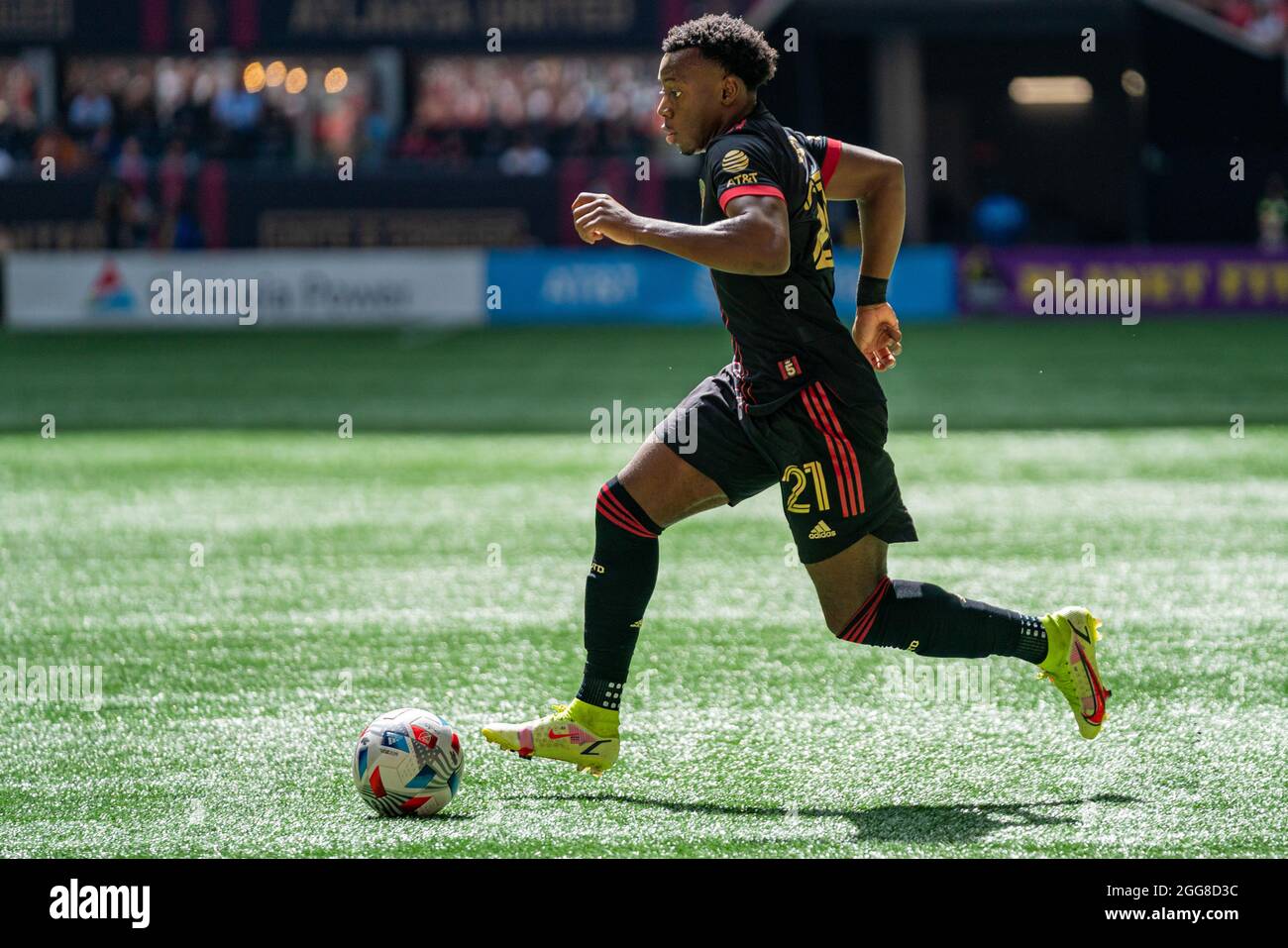 Atlanta, USA. August 2021. Der Verteidiger von Atlanta United, George Bello (21), dribbelt den Ball während eines MLS-Fußballspiels zwischen dem SC Nashville und Atlanta United am Samstag, den 28. August 2021 in Atlanta, GA, im Mercedes-Benz Stadium. Jacob Kupferman/CSM Credit: CAL Sport Media/Alamy Live News Stockfoto