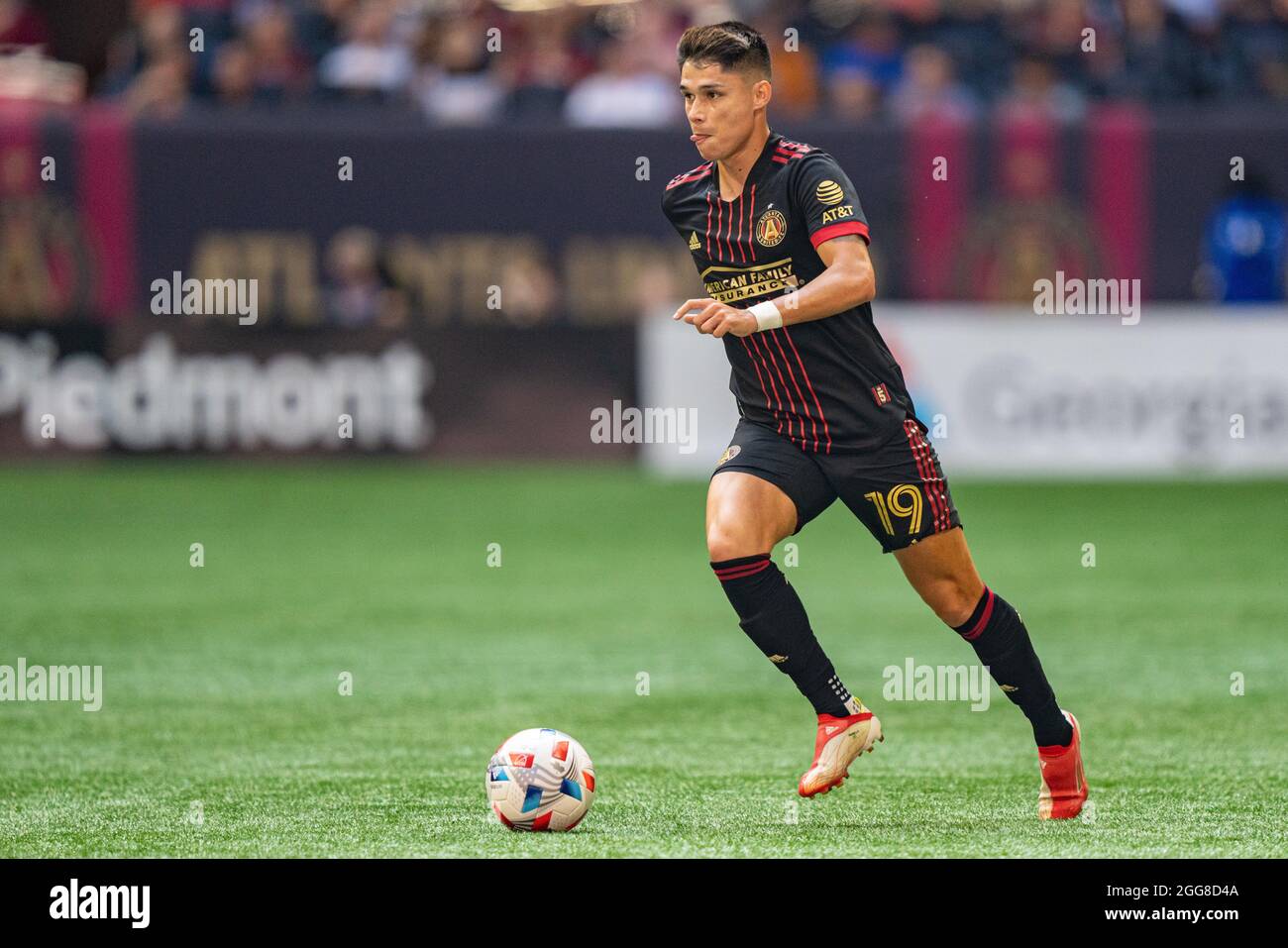 Atlanta, USA. August 2021. Luiz Araujo, der Vorfahrende der Atlanta United, dribbelt den Ball während eines MLS-Fußballspiels zwischen dem SC Nashville und Atlanta United am Samstag, den 28. August 2021 in Atlanta, GA, im Mercedes-Benz Stadium. Jacob Kupferman/CSM Credit: CAL Sport Media/Alamy Live News Stockfoto
