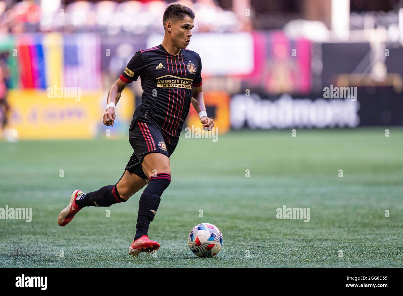 Atlanta, USA. August 2021. Luiz Araujo, der Vorfahrende der Atlanta United, dribbelt den Ball während eines MLS-Fußballspiels zwischen dem SC Nashville und Atlanta United am Samstag, den 28. August 2021 in Atlanta, GA, im Mercedes-Benz Stadium. Jacob Kupferman/CSM Credit: CAL Sport Media/Alamy Live News Stockfoto