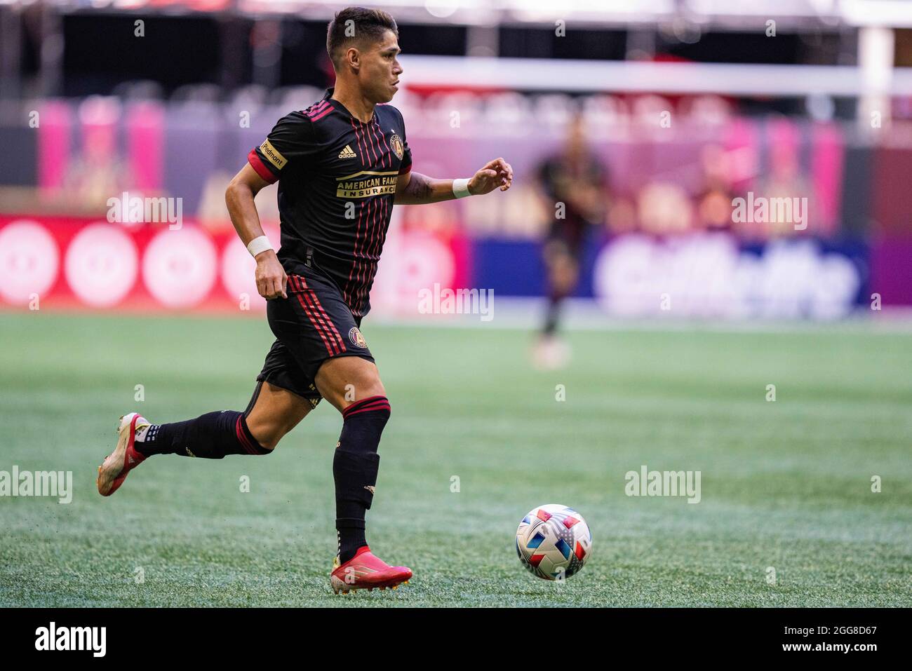 Atlanta, USA. August 2021. Luiz Araujo, der Vorfahrende der Atlanta United, dribbelt den Ball während eines MLS-Fußballspiels zwischen dem SC Nashville und Atlanta United am Samstag, den 28. August 2021 in Atlanta, GA, im Mercedes-Benz Stadium. Jacob Kupferman/CSM Credit: CAL Sport Media/Alamy Live News Stockfoto