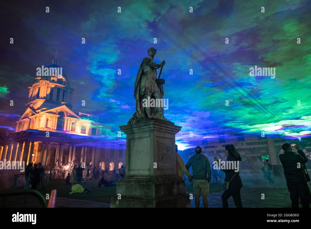 „Borealis“ des Künstlers Dan Acher beleuchtet den Nachthimmel in abstrakten, farbenfrohen Farbtönen über dem Old Royal Naval College im Rahmen des Greenwich+Docklands International Festivals. Stockfoto