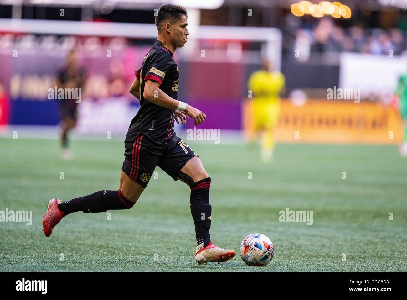 Atlanta, USA. August 2021. Luiz Araujo, der Vorfahrende der Atlanta United, dribbelt den Ball während eines MLS-Fußballspiels zwischen dem SC Nashville und Atlanta United am Samstag, den 28. August 2021 in Atlanta, GA, im Mercedes-Benz Stadium. Jacob Kupferman/CSM Credit: CAL Sport Media/Alamy Live News Stockfoto
