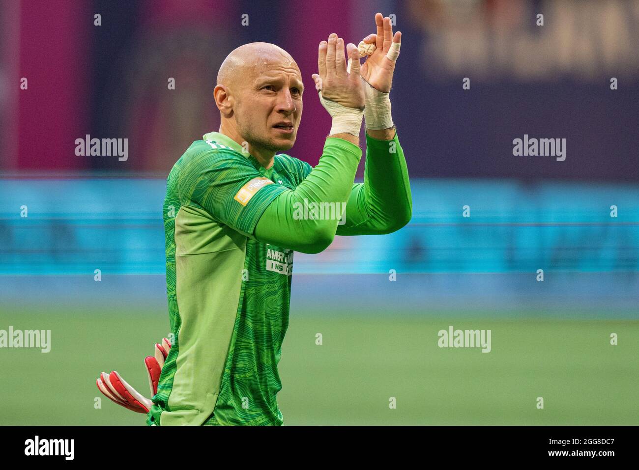 Atlanta, USA. August 2021. Torwart Brad Guzan (1) von Atlanta United winkt nach einem MLS-Fußballspiel zwischen dem SC Nashville und Atlanta United im Mercedes-Benz Stadium am Samstag, dem 28. August 2021 in Atlanta, GA, den Fans zu. Jacob Kupferman/CSM Credit: CAL Sport Media/Alamy Live News Stockfoto