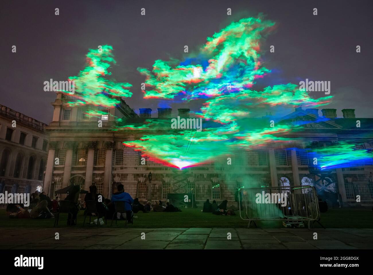 „Borealis“ des Künstlers Dan Acher beleuchtet den Nachthimmel in abstrakten, farbenfrohen Farbtönen über dem Old Royal Naval College im Rahmen des Greenwich+Docklands International Festivals. Stockfoto