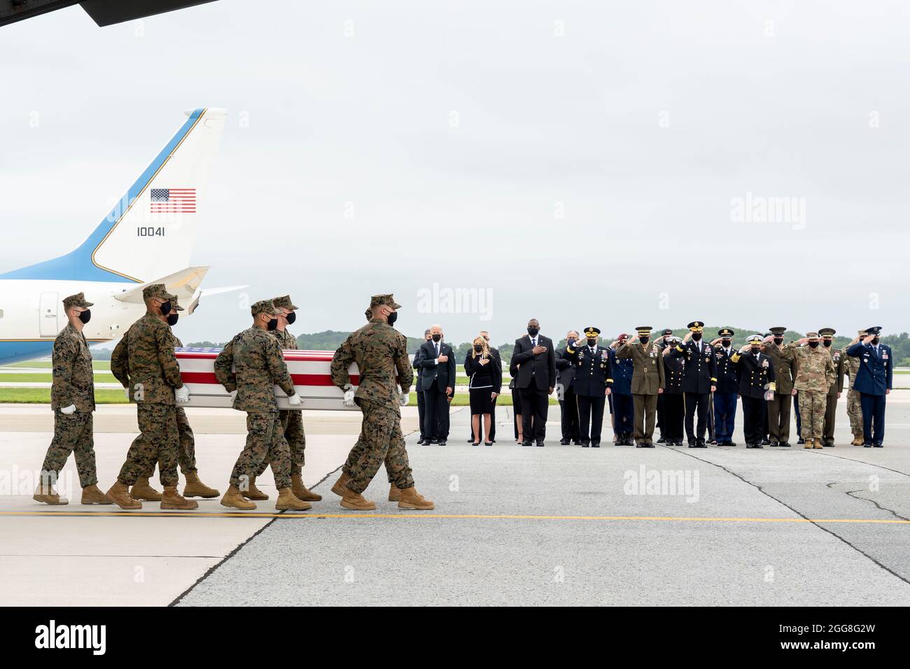 Dover, Vereinigte Staaten Von Amerika. August 2021. US-Präsident Joe Biden, First Lady Jill Biden und Verteidigungsminister Lloyd Austin III grüßen während der Überstellungen der Überreste des Marine Corps Sgt. Nicole L. Gee auf der Dover Air Force Base am 29. August 2021 in Dover, Delaware. Die Überreste von 11 in Afghanistan getöteten Marinesoldaten, einem Marinesoldaten und einem Armeeandidaten wurden mit dem Flugzeug nach Hause gebracht. Quelle: Planetpix/Alamy Live News Stockfoto