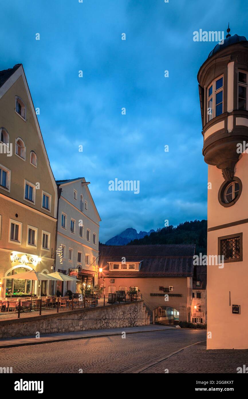 Füssen, 27. September 2015: Abendliche Straßenszene mit einem Outdoor-Café in Füssen, Deutschland Stockfoto