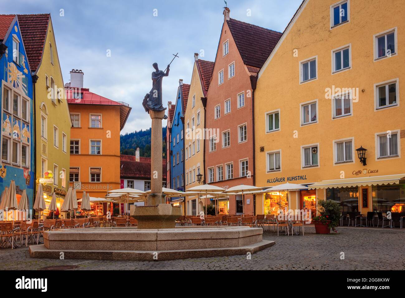 Füssen, 27. September 2015: Zentraler Platz in Füssen mit einem Wahrzeichen-Brunnen - Stadtbrunnen Stockfoto