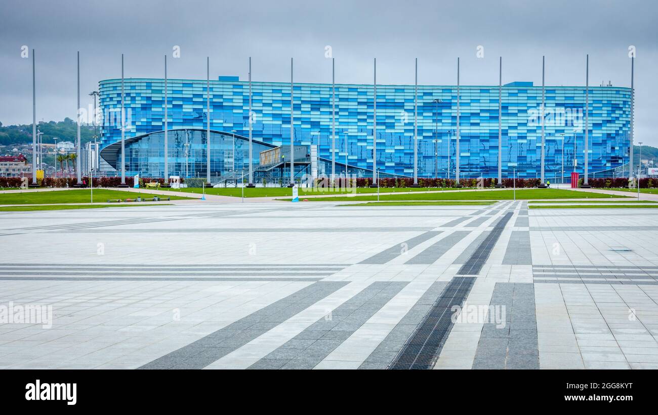 sotschi, Adler, Russland, 14. April 2016: Blick auf den Eispalast „Iceberg“ im Olympiapark in Sotschi nach den Olympischen Winterspielen 2015 Stockfoto