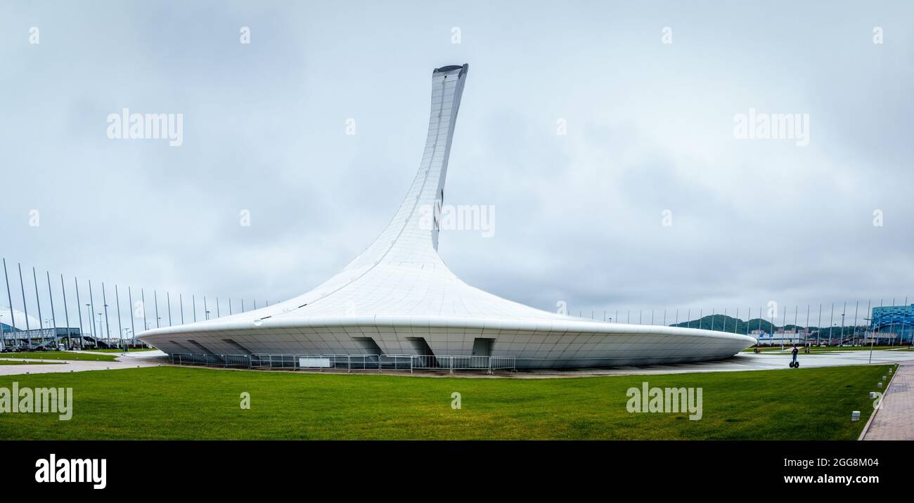 Sotschi, Adler, Russland, 14. April 2016: Blick auf das olympische Fackellauf im Olympiapark in Sotschi nach den Olympischen Winterspielen 2015 Stockfoto