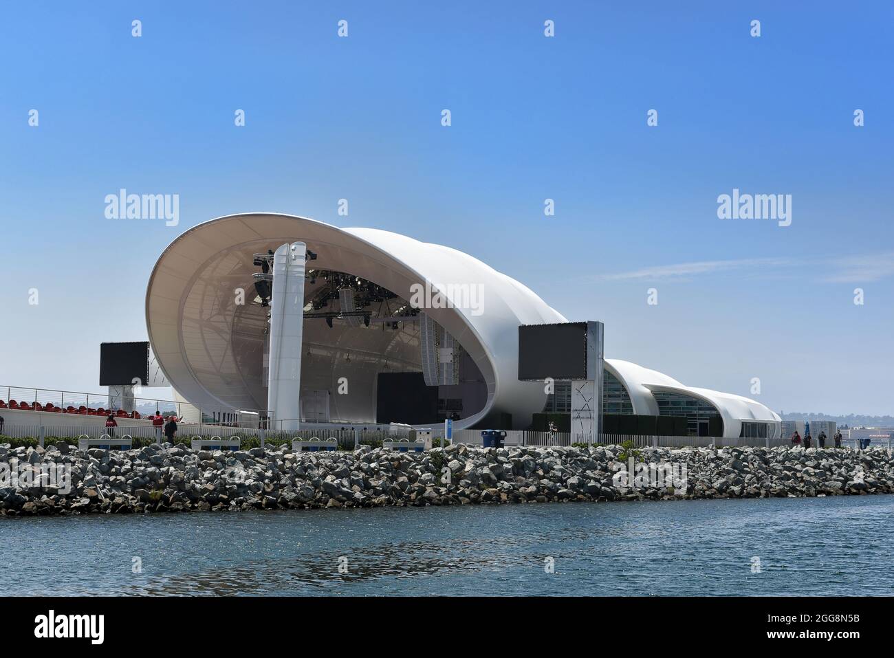 SAN DIEGO , KALIFORNIEN - 25. AUGUST 2021: Die Rady Shell im Jacobs Park am Rande der San Diego Bay und im Herzen der Innenstadt. Stockfoto