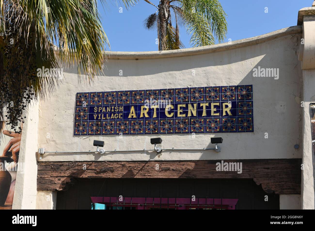 SAN DIEGO , KALIFORNIEN - 25. AUG 2021: Schild am Spanish Village Art Center im Balboa Park. Stockfoto