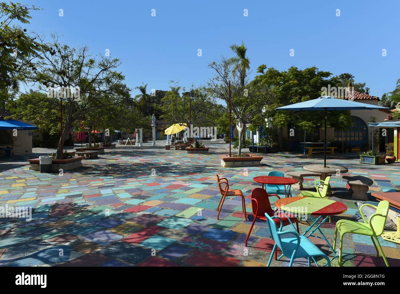 SAN DIEGO , KALIFORNIEN - 25 AUG 2021: Der farbenfrohe Innenhof im Spanish Village Art Center, Balboa Park. Stockfoto
