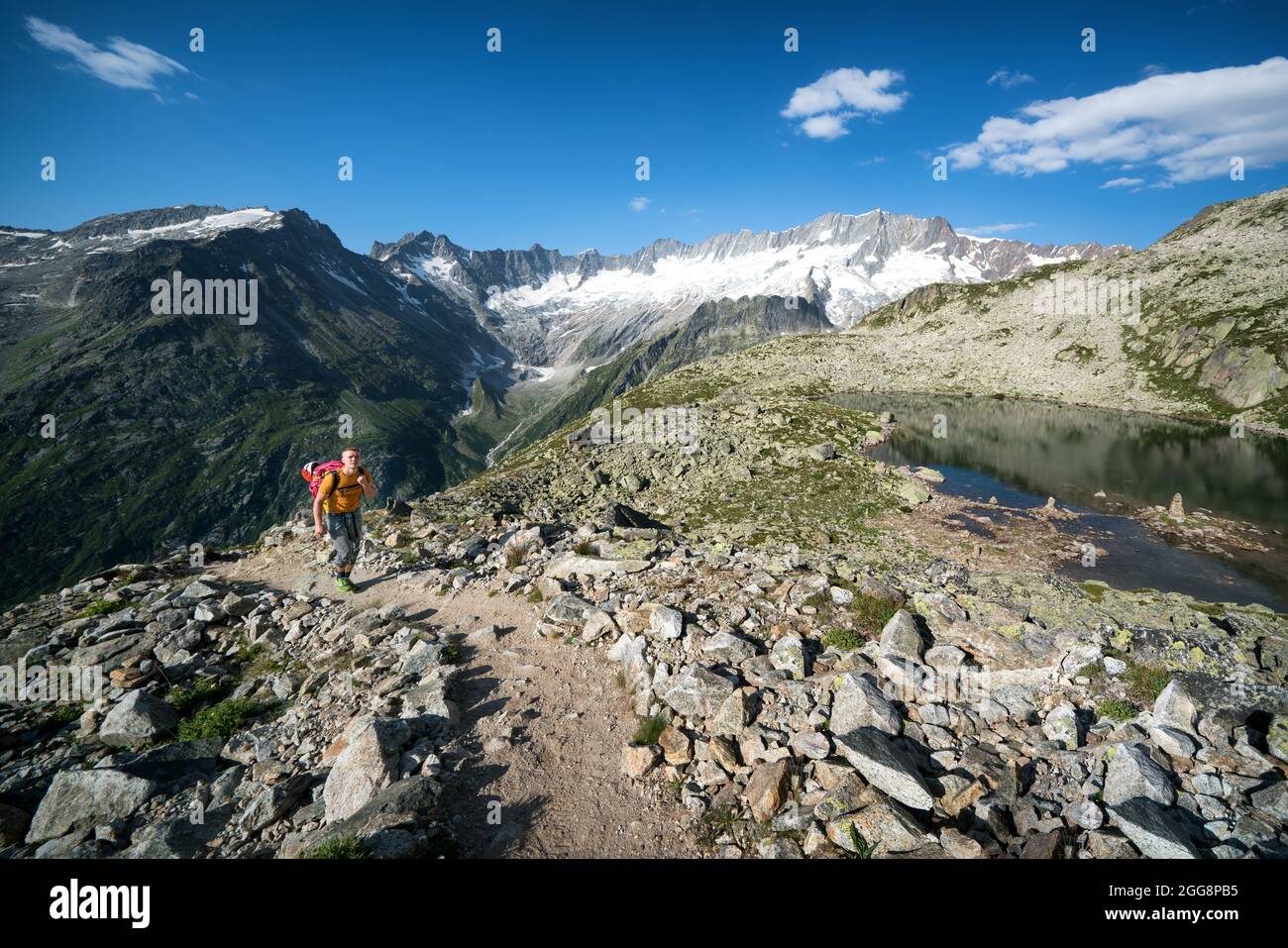 Ein Bergsteiger in der Nähe des Bergsee Gletschersees bei der Göscheneralp, Schweiz, Alpen Stockfoto